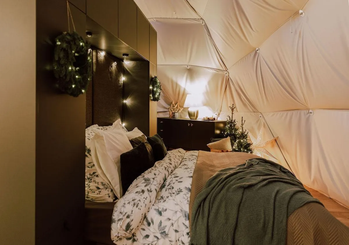 Christmas decor bedroom idea fdomes glamping